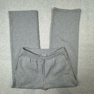 Aritzia Cozy Boyfriend Wide Sweatpants
Heather Chrome Grey
